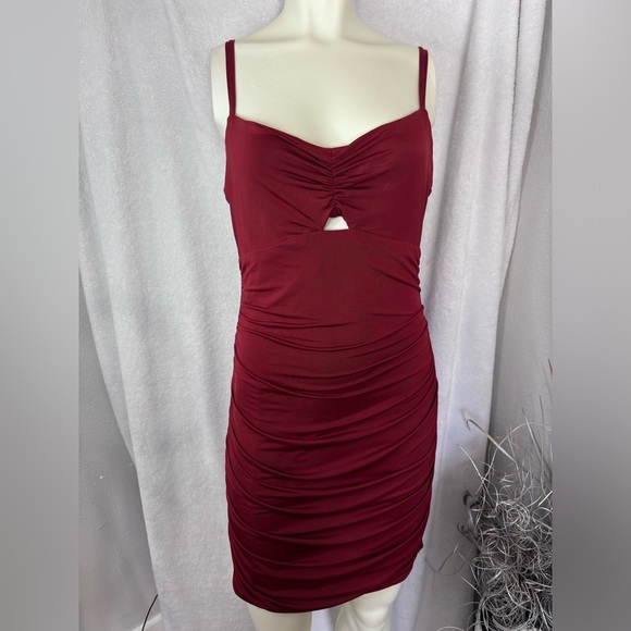 B. Darlin Bodycon Dress Ruched Cut Out Party Cocktail Burgundy 15/16 - Picture 2 of 4